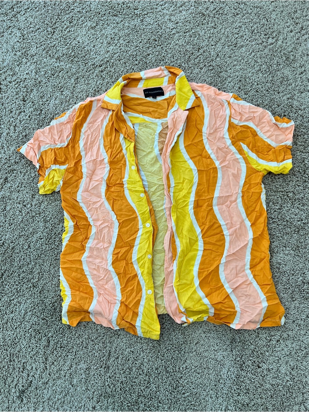 No Boundaries Men's Short-Sleeve Wave Stripe Button-Up Shirt in Yellow & Peach